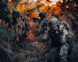 ВСУ ведут наступление с одной рукой, завязанной за спиной, но продвигаются вперед, — Волкер