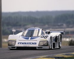 Легенда 90-х: найуспішнішу гоночну Mazda повернули до життя (відео)