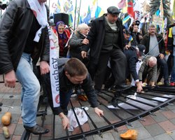 Митингующие под Радой опять проломали забор