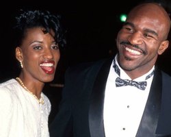 Суд запретил Эвандеру Холифилду приближаться к жене