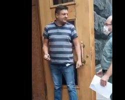 В Киеве мужчина угрожает взорвать гранату в здании Кабмина (видео)