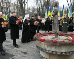 Янукович почтил память жертв Голодоморов