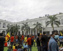 Протестующие подожгли дом премьер-министра Шри-Ланки (видео)