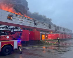 Российские БпЛА атаковали Луцк: враг ударил по многоэтажке и складам "Новой почты" (фото)