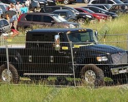 "Бедный" Янукович-младший приехал на гонки на дорогом авто