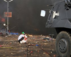 Египетские военные развертывают военную технику в Каире, готовясь к ожесточенным схваткам с демонстрантами - государственное ТВ