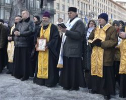 Священники убедили силовиков уйти с улицы Михайловской в Киеве