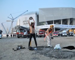 Полуобнаженных активисток FEMEN задержали перед открытием стадиона во Львове