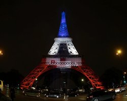 Эйфелеву башню опять закрыли из-за угрозы терактов