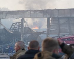 "Мой магазин сгорел, ничего не осталось": очевидцы трагедии в ТРЦ в Кременчуге делятся своими историями