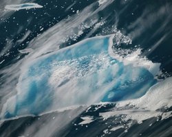 Дни крупнейшего айсберга Земли сочтены: гигантская глыба льда посинела в океане (фото)