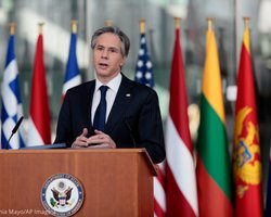 Кортеж Блинкена из десятков машин въехал в Киев, полиция перекрывала дорогу (видео)