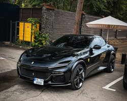 Повний привід і 12 циліндрів: у Києві помітили перший кросовер Ferrari за $500 000 (фото)