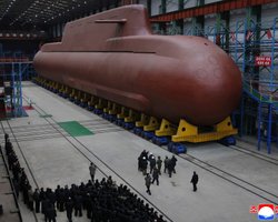 Ким Чен Ын c дочкой показали первую атомную субмарину Северной Кореи (фото)