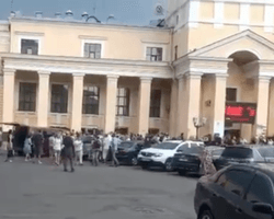 В Харькове толпа "отбивала" мобилизованного мужчину: в ТЦК и полиции отреагировали (видео)