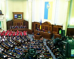 В Раде свободовцы забросали коммуниста листами бумаги