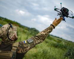 Захід чи Україна: бойовий офіцер ЗСУ розповів, хто робить кращі дрони (відео)