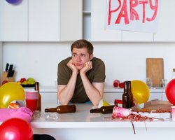 "Он так старался": вечеринка юноши в стиле 80-х превратилась в эмоциональную драму (фото)