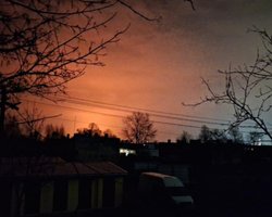 Десятки дронів: Ленінградську область РФ масовано атакують БпЛА, палає морський порт (відео)