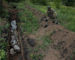 Журналісти NYT показали масове поховання мирних жителів у Лисичанську (фото)