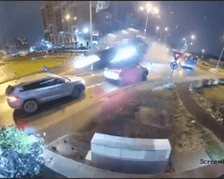 ДТП как в боевиках: Mercedes пролетел над перекрестком на большой скорости (видео)