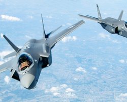 Грубая сила A-10 против технологий F-35: какой самолет США лучше выполняет наземные миссии