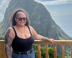 Дівчина покинула роботу і переїхала на райський острів: у чому його плюси (відео)