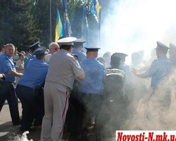 В протестующих против языкового закона в Николаеве бросили дымовую шашку