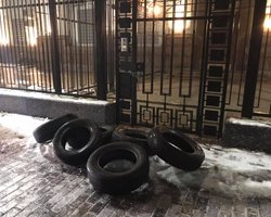 Под посольство РФ в Киеве принесли шины