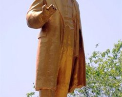 В Донецке в результате реставрации изуродовали памятник Ленину