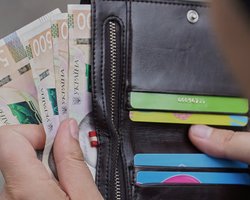 Деякі українці отримають компенсації за втрату роботи через атаки РФ: кому і скільки виплатять