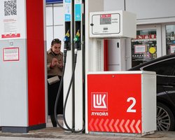 "Попит у 10 разів вищий": у РФ почався дефіцит бензину після ударів українських дронів по НПЗ