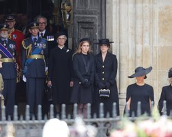 Королівські онучки Беатріс та Євгенія відвідали похорони Єлизавети ІІ (фото)