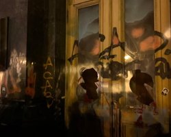 Художественная галерея хочет выкупить разрисованные двери Офиса президента (фото)