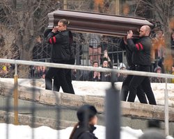 Саундтрек з "Термінатор-2" і перші затримання: як ховали опозиціонера Навального (відео)