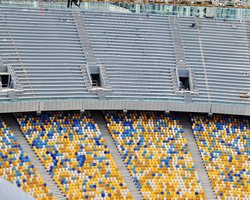 "Олимпийский" разделили пополам: 2 сцены, 2 фан-зоны, а между ними полиция