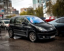 Французский креатив: в Киеве заметили самое оригинальное городское авто 2000-х (фото)