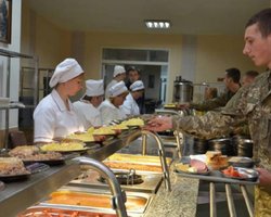 Минобороны закупает продукты для военных в два раза дороже, чем в магазине, — ZN.UA