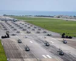 "Прогулянка слона" для Китаю: США влаштували страхітливе авіашоу на Окінаві (відео)