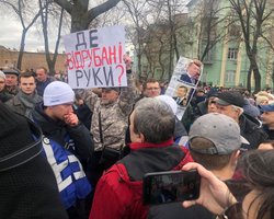 Активистов с плакатом "Где отрубанные руки?" полиция изолировала от Порошенко, - СМИ