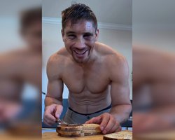Рико Верховен показал лицо в синяках после боя с Усиком (видео)
