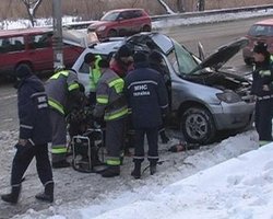 В Киеве авто слетело с дороги и врезалось в столб. Погиб пассажир