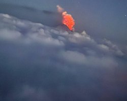 Землетрясение на Камчатке спровоцировало извержение крупнейшего вулкана (видео)