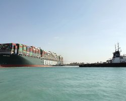 Чай, коровы, товары Ikea и украинская пшеница: что застряло в корабельной пробке в Суэцком канале