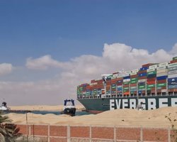 Президент Египта поручил разгрузить судно, заблокировавшее Суэцкий канал