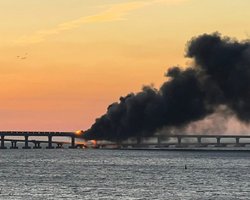 На Кримському мосту пролунав вибух: окупанти заявили про диверсію (відео)