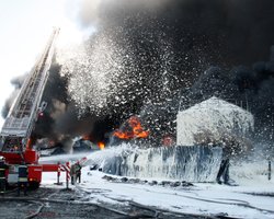 Масштабный пожар под Киевом: ГСЧС опубликовала съемку пенной атаки