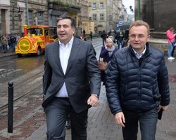 Садовый призвал Зеленского возобновить гражданство "неординарной личности" Саакашвили