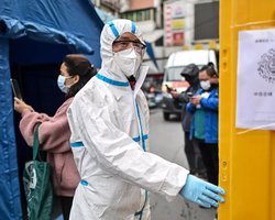 Сотни тысяч человек в карантине: Китай не может остановить новую вспышку COVID-19