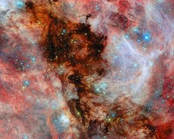 Телескоп NASA показал "фабрику звезд" в галактике, которая врежется в Млечный Путь (фото)